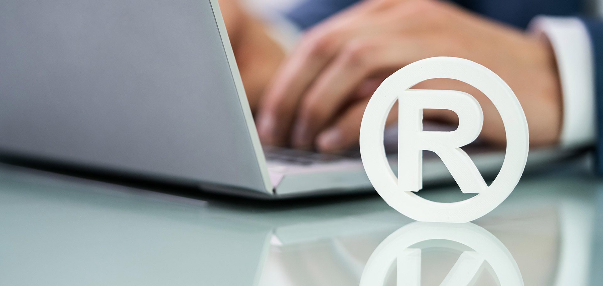 Imagen conceptual de una marca registrada (símbolo ®) sobre fondo corporativo, representando protección legal e identidad comercial.