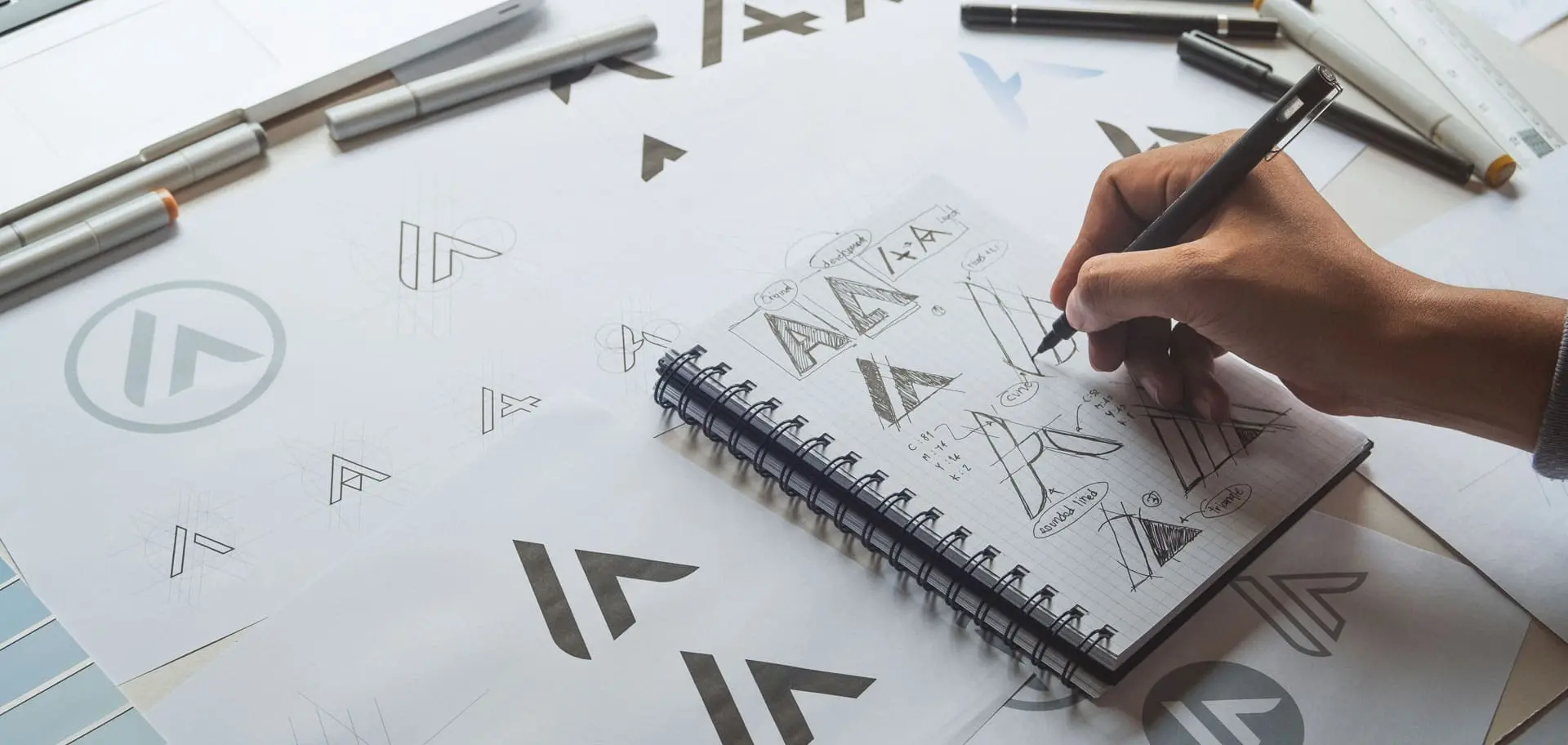 Persona emprendedora mostrando orgullosamente el logotipo de su marca, destacando su identidad visual registrada.